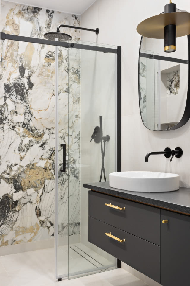 Kamień na ścianie w łazience