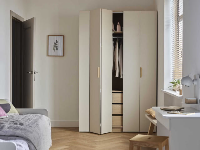 szafa ze składanymi drzwiami