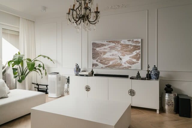 W tym apartamencie telewizor  The Frame, prezentowany klasycznie jak obraz, na wysokości wzroku, świetnie nadaje się do korzystania z internetu. Są w nim najważniejsze aplikacje filmowe, takie jak Player, HBO GO czy Netflix.