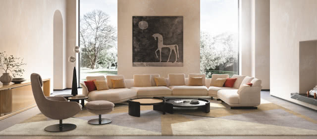duża sofa w salonie
