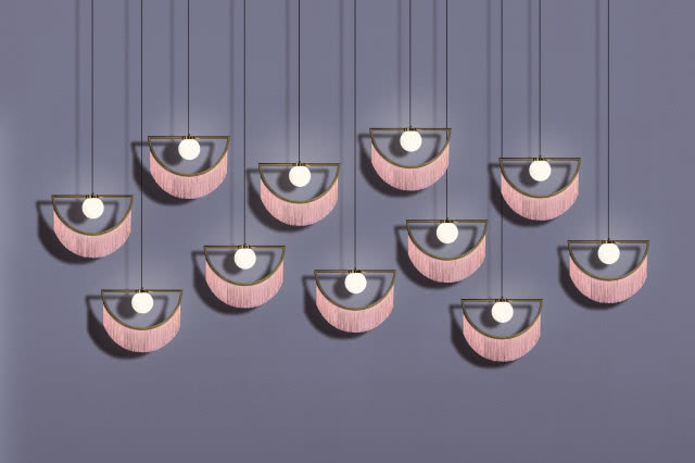 Różowa lampa wisząca z frędzlami