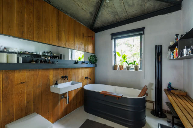 Łazienka w betonie, metalu i drewnie