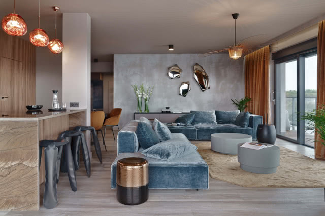 nowoczesny salon z niebieską kanapą
