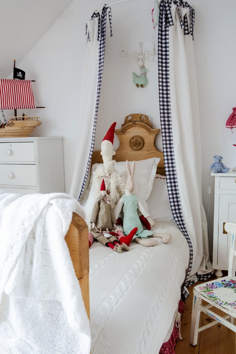 Szmaciane zabawki i baldachim nad łóżkiem w...