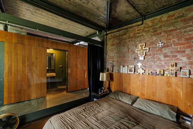 Sypialnia z cegłą i drewnem