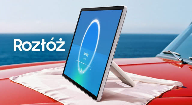 Samsung The Movingstyle – przenośny ekran dotykowy Smart TV z wbudowaną podstawą, prezentowany na tle czerwonego samochodu nad morzem