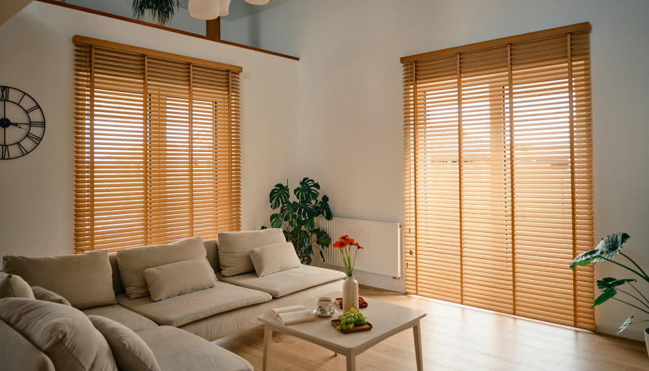 Eleganckie przesłony wewnętrzne - które z nich najlepiej ochronią przed słońcem?