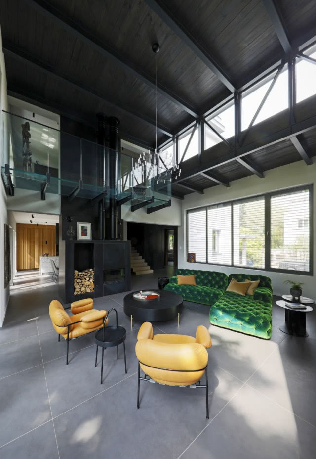 Duży salon z antresolą