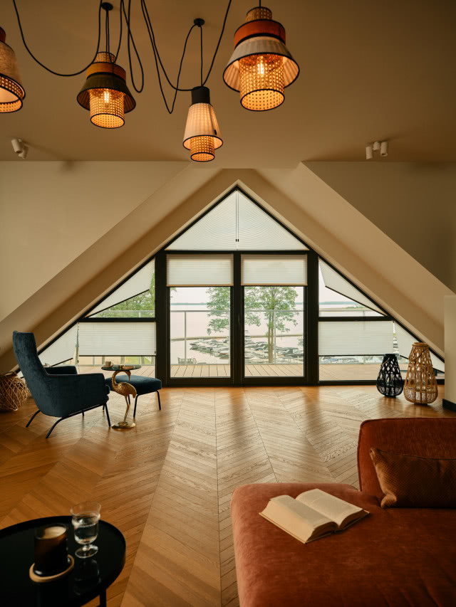 osłony okienne wykonane na zamówienie, jodełka na podłodze, kanapa, stolik kawowy