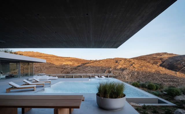 widok z tarasu na wzgórza