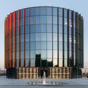 Elewacja wejściowa do najnowszej siedziby TME w Łodzi
