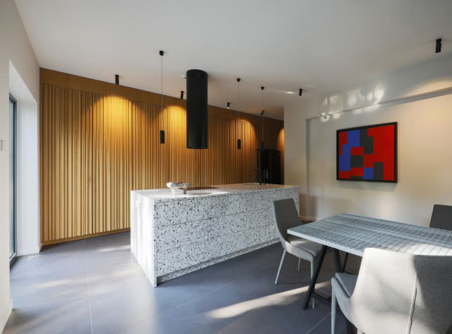 Ukryta kuchnia z kamienną wyspą