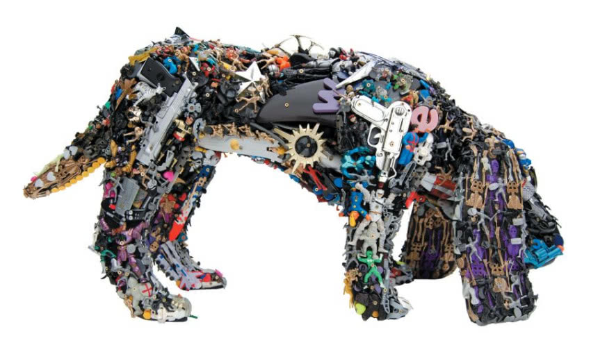 Pies z niepotrzebnych plastikowych zabawek,...