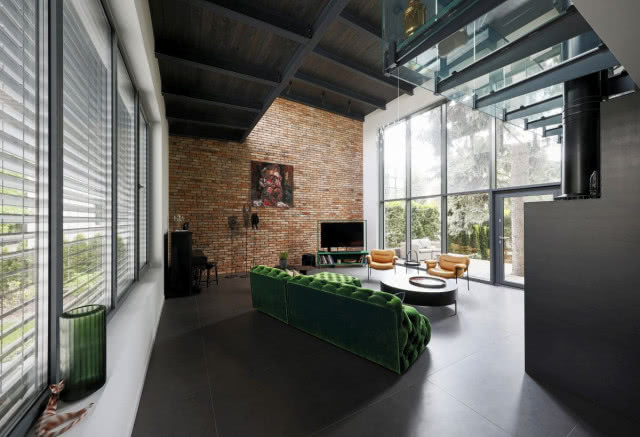 Salon z cegłą na ścianie