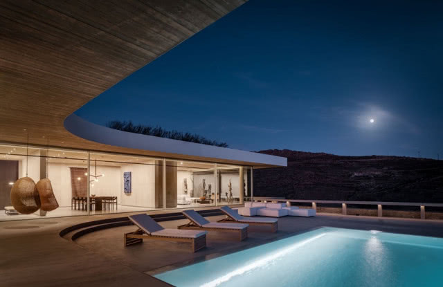 widok na huśtawkę i basen