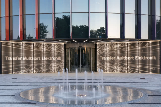 Wejście do biurowca TME w Łodzi