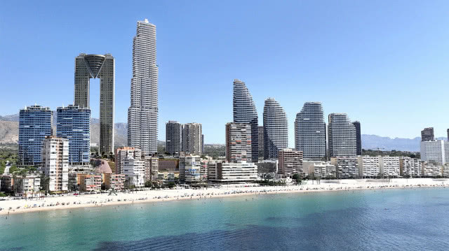 TM Tower by TM Grupo Inmobiliario w Benidormie, Hiszpania.