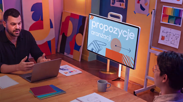 Samsung The Movingstyle podczas spotkania projektowego – przenośny ekran dotykowy ułatwia prezentacje, współpracę i pracę zespołową