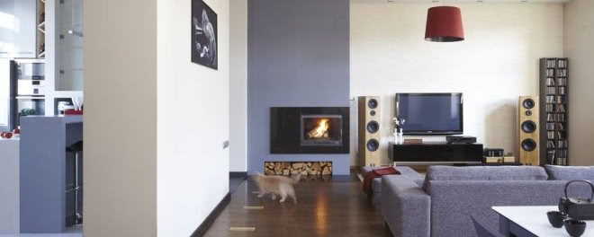 Szare wnętrza mieszkania w kamienicy w Krakowie