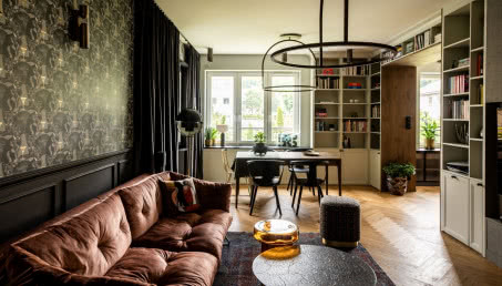 Forniry, kamienie, tapety i tkaniny - bogactwo faktur na 80 m2 w Gdyni