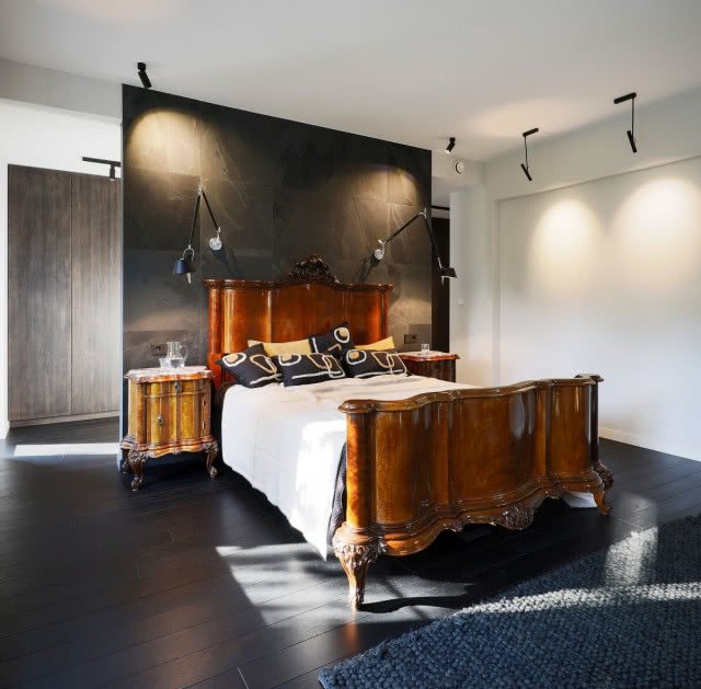 Sypialnia w stylu eklektycznym z antycznym łóżkiem