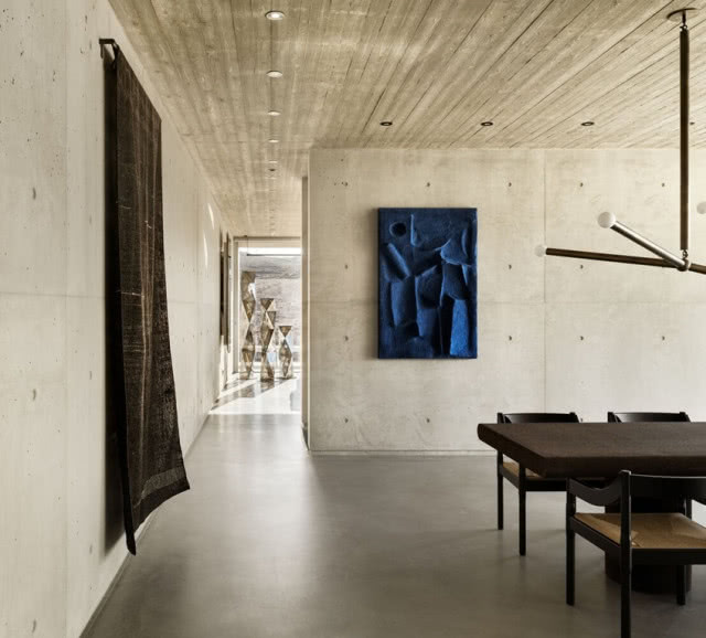 obraz, gobelin i rzeźby w oddali