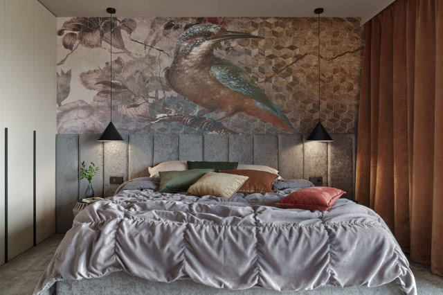 tapeta w sypialni na ścianie za łóżkiem