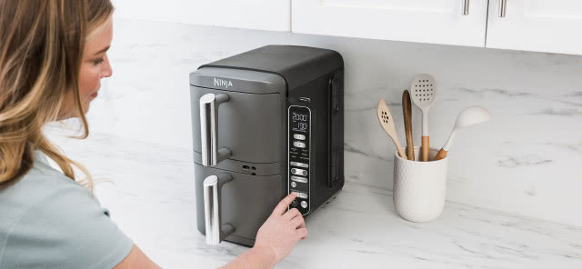 wersja SL451EU, dodatkowo wyposażona w inteligentny termometr Foodi, który pozwala na precyzyjne przygotowanie mięs, eliminując ryzyko surowej lub suchej potrawy