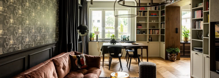 Forniry, kamienie, tapety i tkaniny - bogactwo faktur na 80 m2 w Gdyni