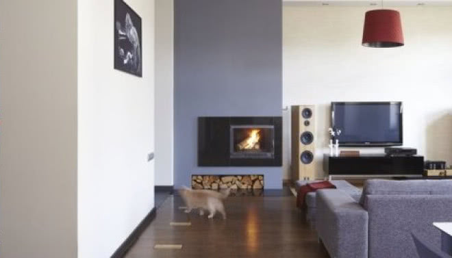 Szare wnętrza mieszkania w kamienicy w Krakowie