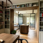 Welurowa sofa Saba Italia w odcieniu ciepłego...