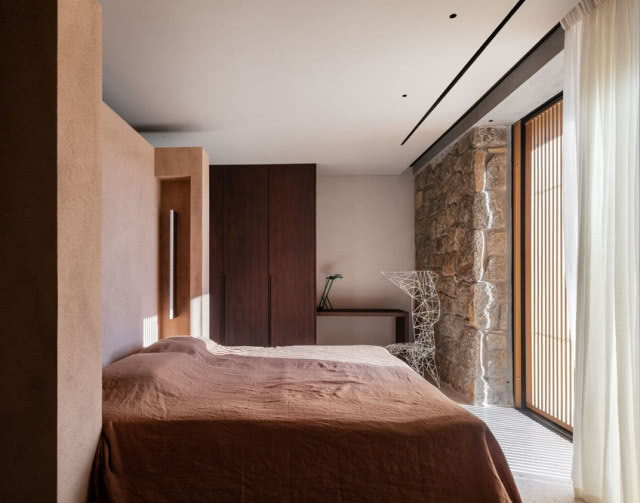 sypialnia, ściana z kamienia