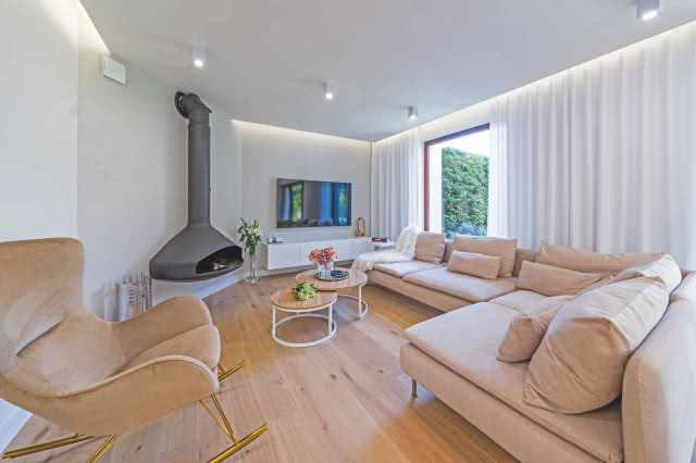 sofa w salonie gdzie ustawić