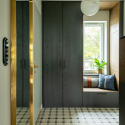 Welurowa sofa Saba Italia w odcieniu ciepłego...