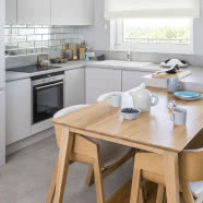 Kojące odcienie szarości w mieszkaniu