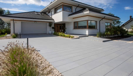 Jak za pomocą płyt brukowych stworzyć praktyczne i eleganckie otoczenie domu?