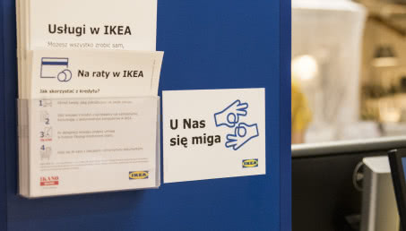 Pracownicy IKEA nauczyli się języka migowego! Specjalnie dla niesłyszących klientów.