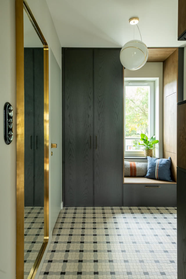 Forniry, kamienie, tapety i tkaniny - bogactwo faktur na 80 m2 w Gdyni