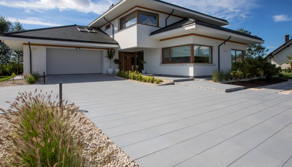 Jak za pomocą płyt brukowych stworzyć praktyczne i eleganckie otoczenie domu?