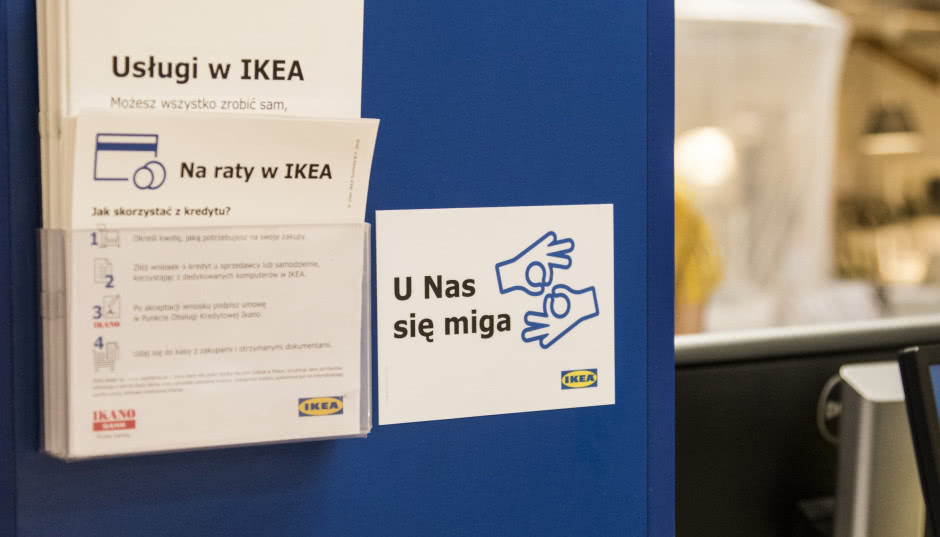 Pracownicy IKEA nauczyli się języka migowego! Specjalnie dla niesłyszących klientów.