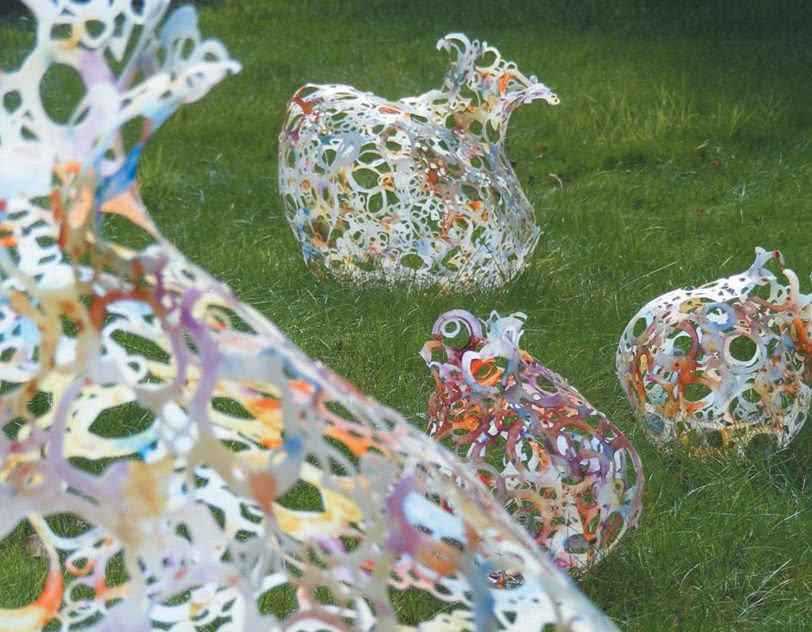 Ażurowe rzeźby z plastiku Caroline Saul.