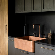 Welurowa sofa Saba Italia w odcieniu ciepłego...