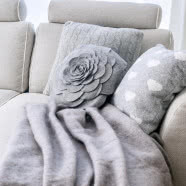 Kojące odcienie szarości w mieszkaniu