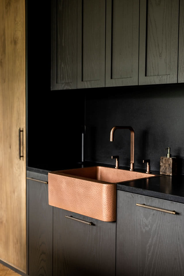 miedziany zlew w kuchni