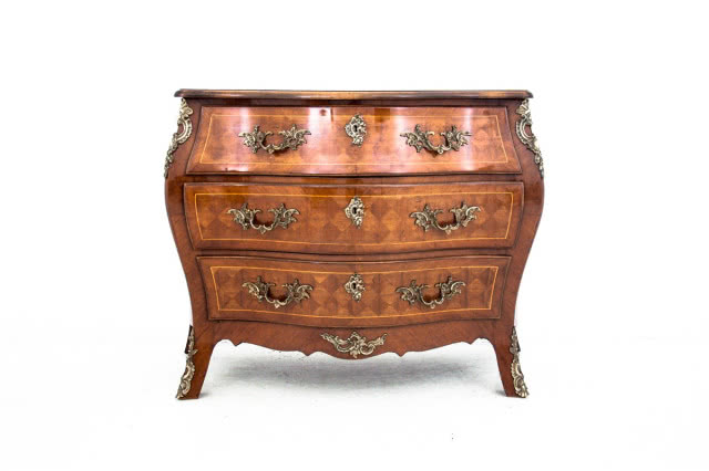 komoda z wybrzuszonym frontem