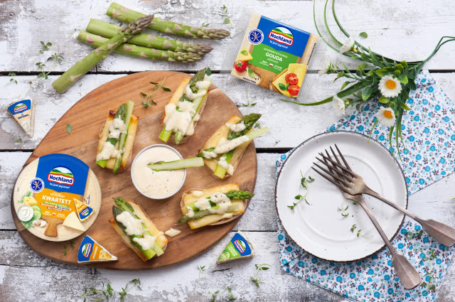 Grzanki ze szparagami i serowym sosem holenderskim