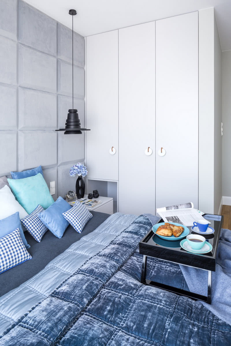 W sypialni królują błękity i miękkie prostokąty...