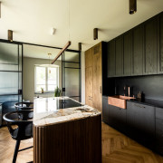 Welurowa sofa Saba Italia w odcieniu ciepłego...