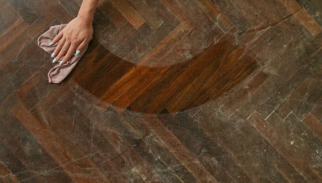 Podłogi lepią się od brudu? Umyjcie je tym, a będą lśniły jak nigdy