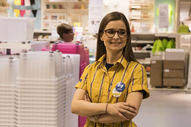 Pracownicy IKEA nauczyli się języka migowego! Specjalnie dla niesłyszących klientów.